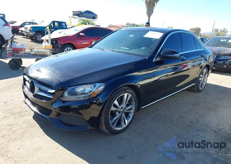 2018 Mercedes-Benz C 300 z USA, uszkodzony, nr VIN 55SWF4JB1JU254995